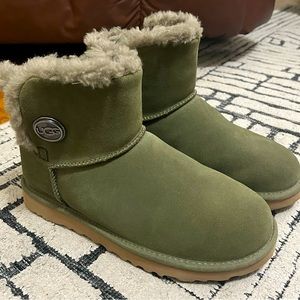 Ugg Boots Women size 7 AUTHENTIC Olive Green